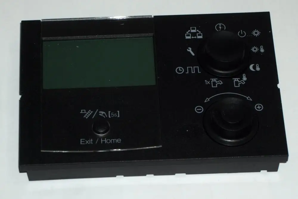 Daikin Bedienteil mit einem LCD-Display, mehreren Bedienelementen und Symbolen für verschiedene Funktionen, geeignet für Heiz- und Kühlsysteme.